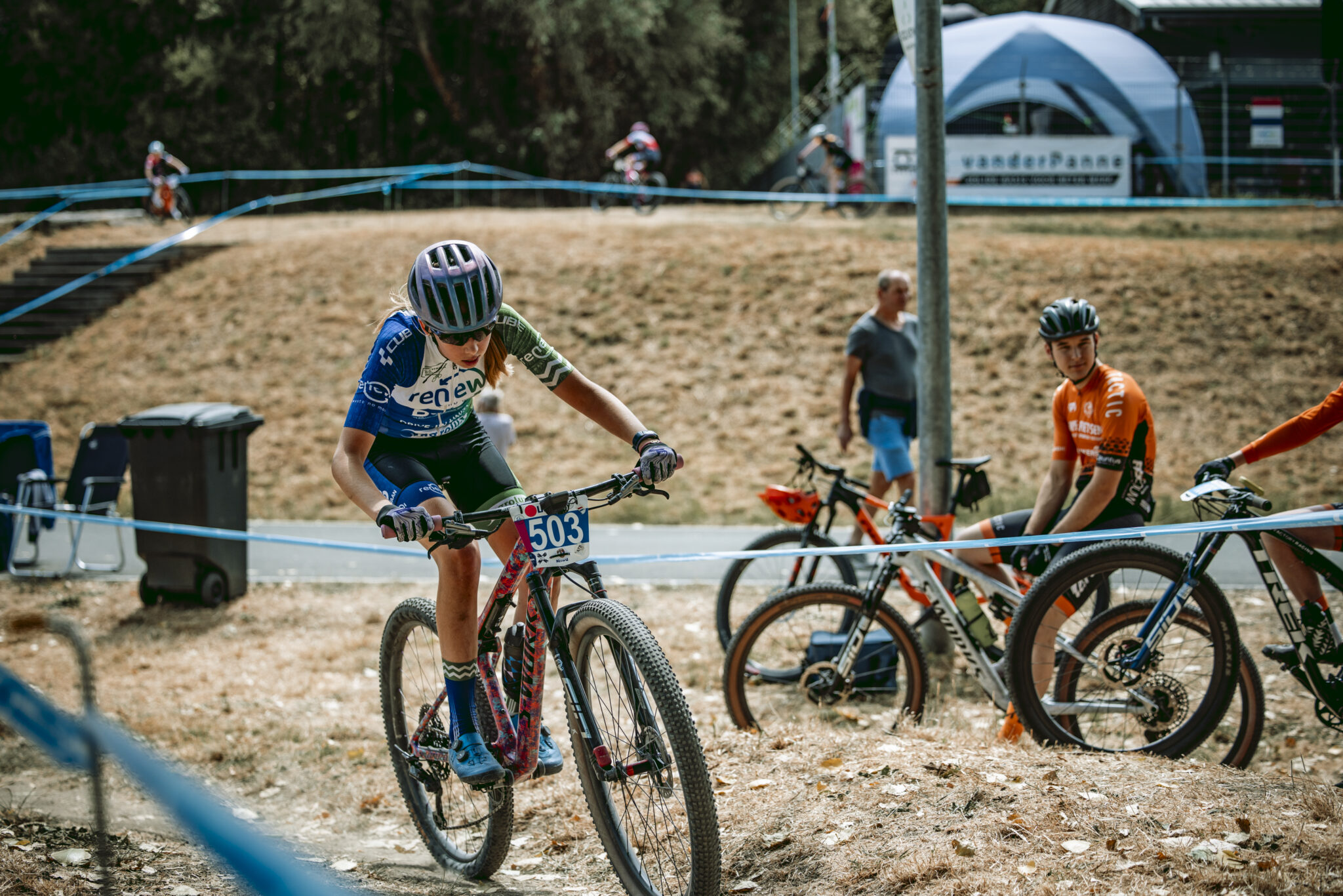 Zoë van Waardenburg rijdt over het technische parcours tijdens het NK mountainbike VU14 in Honselersdijk op haar Novon18 carbon wielset.