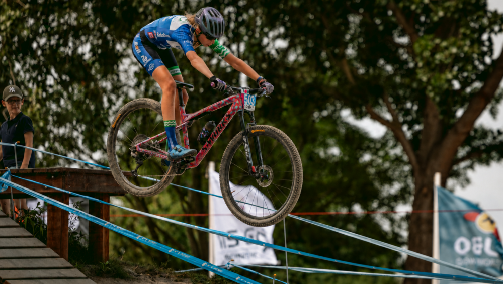 Zoë van Waardenburg springt over een technisch obstakel tijdens het NK mountainbike VU14 in Honselersdijk op haar Novon18 carbon wielset.