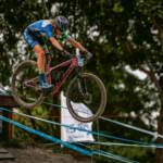 Zoë van Waardenburg springt over een technisch obstakel tijdens het NK mountainbike VU14 in Honselersdijk op haar Novon18 carbon wielset.