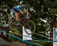 Zoë van Waardenburg springt over een technisch obstakel tijdens het NK mountainbike VU14 in Honselersdijk op haar Novon18 carbon wielset.
