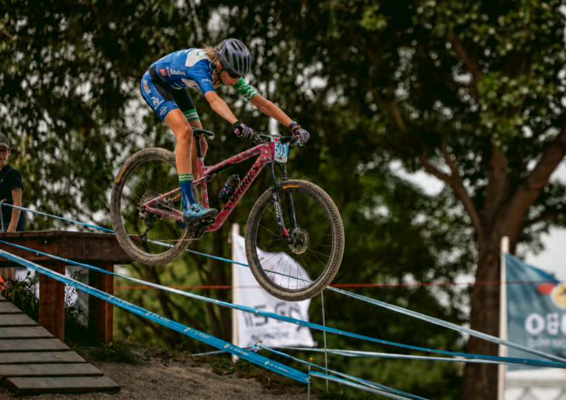 Zoë van Waardenburg springt over een technisch obstakel tijdens het NK mountainbike VU14 in Honselersdijk op haar Novon18 carbon wielset.